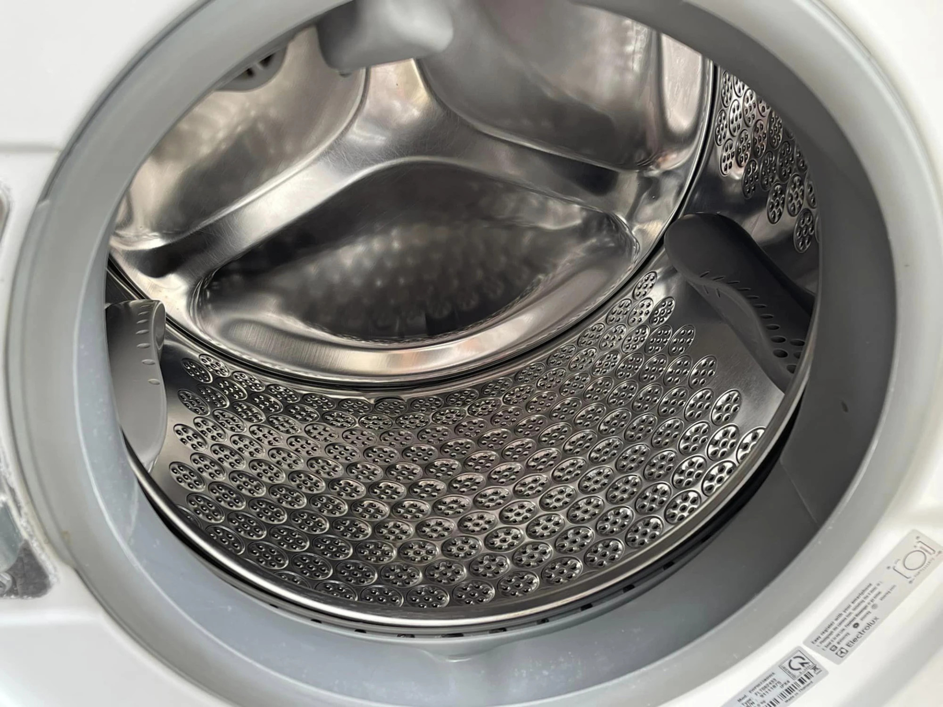 Nhiều người phải bất ngờ trước mẹo chị Thúy chia sẻ, bởi máy giặt sạch bong như mới khiến ai cũng kinh ngạc.