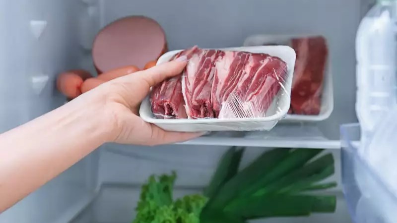 Thịt để trong tủ lạnh cứng cỡ nào cũng có thể rã đông nhanh gọn lẹ chỉ trong vài phút khi thêm giọt này? - ảnh 6