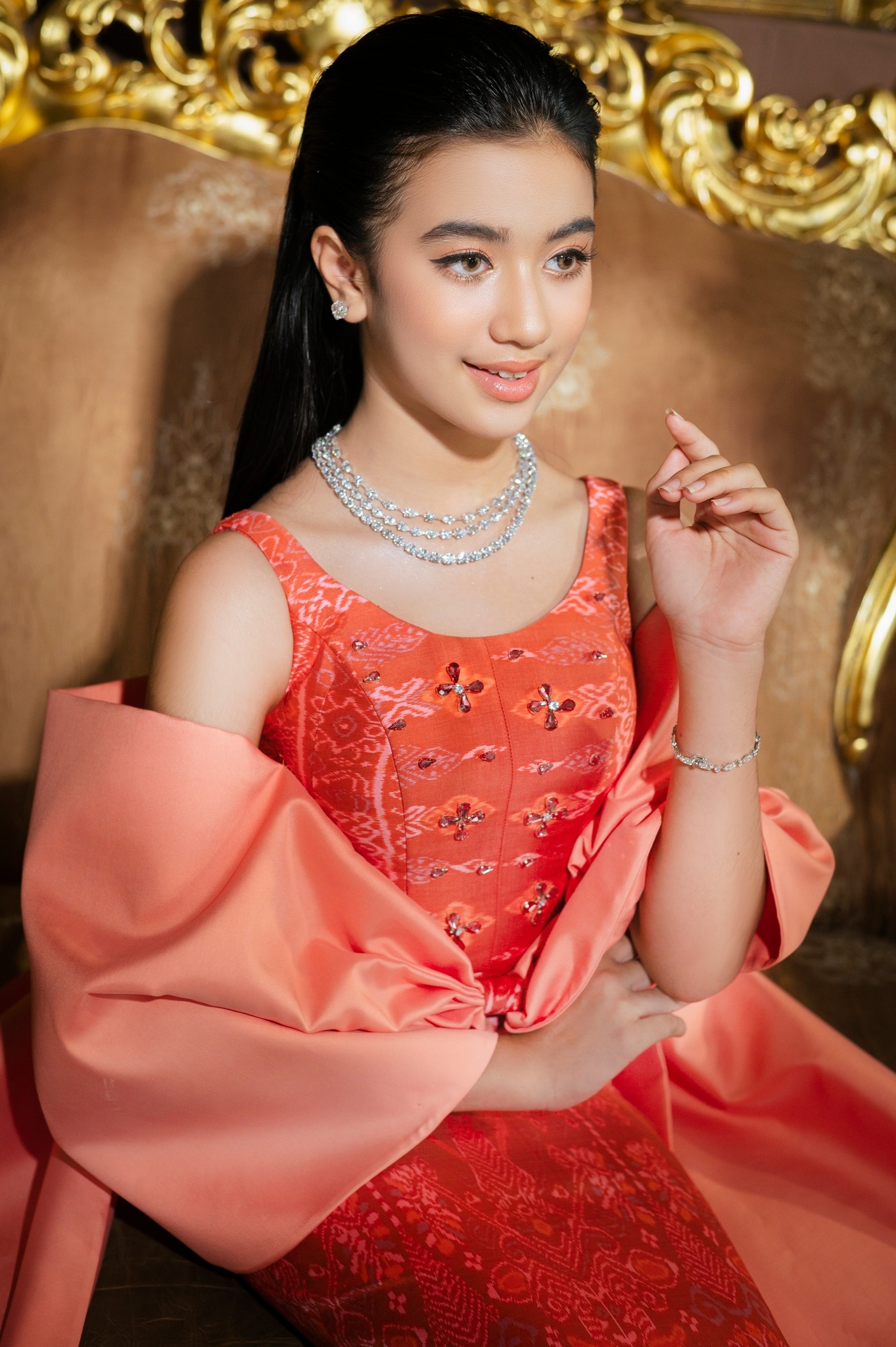 Dù tuổi còn nhỏ nhưng tiểu công chúa Campuchia toát lên thần thái quý tộc vì thừa hưởng dòng máu hoàng gia