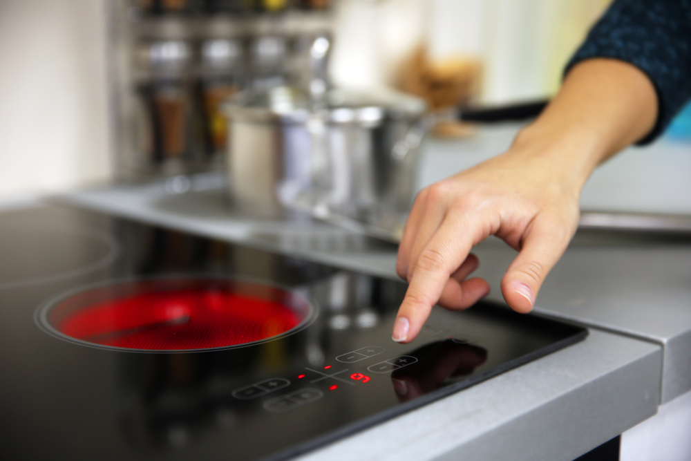 Khi sử dụng bếp điện nên điều chỉnh nhiệt độ tăng dần để tiết kiệm hơn.