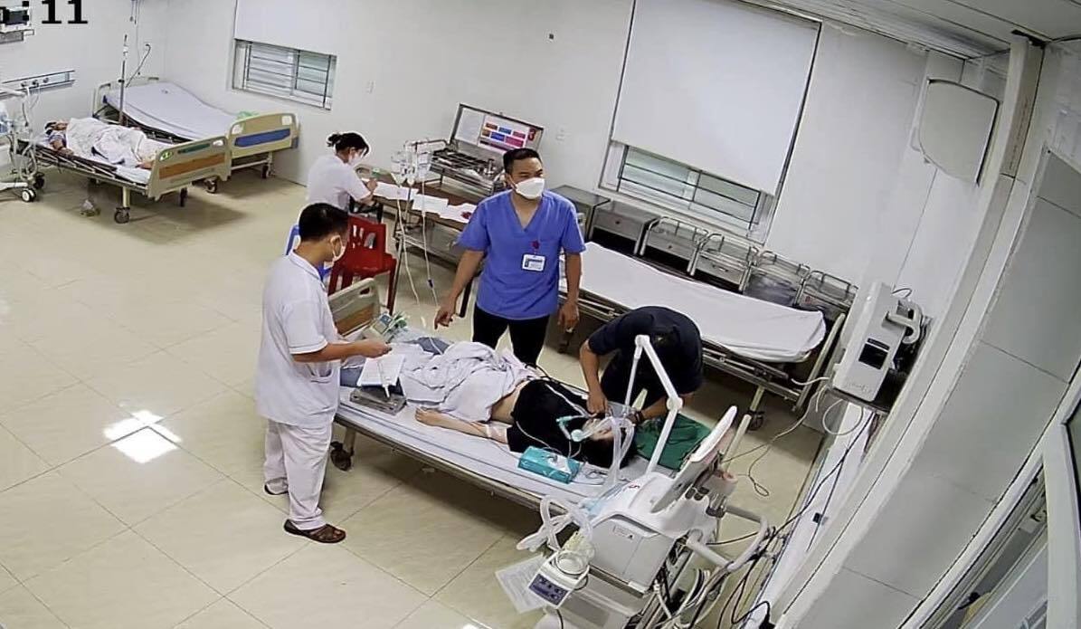 Hình ảnh tại bệnh viện của 2 bố con bị ngạt khí trong ô tô được các bác sĩ cấp cứu.