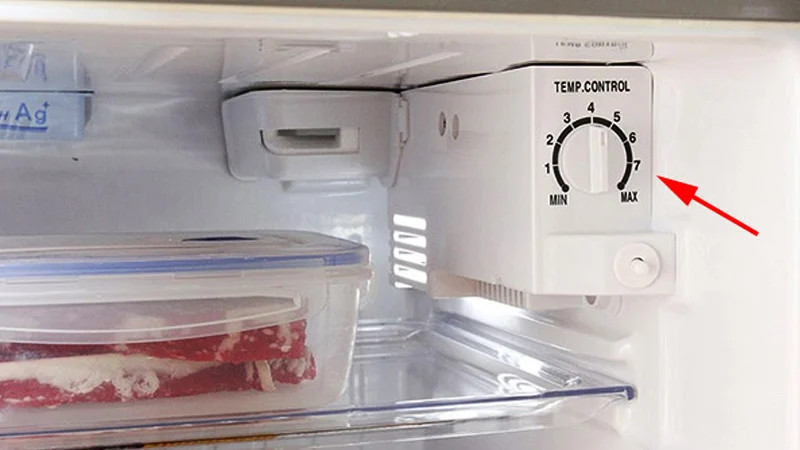 Mỗi tủ lạnh sẽ có nút để điều chỉnh nhiệt độ nhưng nhiều người thường bỏ qua.