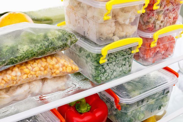 Đặt thực phẩm chín và sống cạnh nhau tạo cơ hội cho vi khuẩn lây lan chéo, chính vì vậy bạn nên để vào nhiều hộp để bảo quản thực phẩm tốt nhất