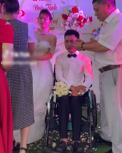 Hình ảnh chú rể ngồi xe lăn bật khóc nức nở trong đám cưới khiến dân tình chú ý.