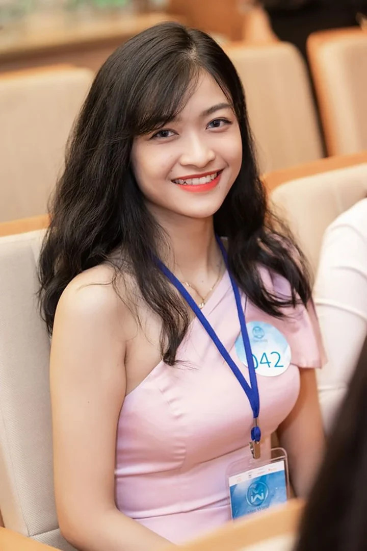 Nguyễn Hà Kiều Loan khi còn là thí sinh tham sự cuộc thi Miss Word Việt Nam 2019 gây chú ý với nét đẹp ngây thơ