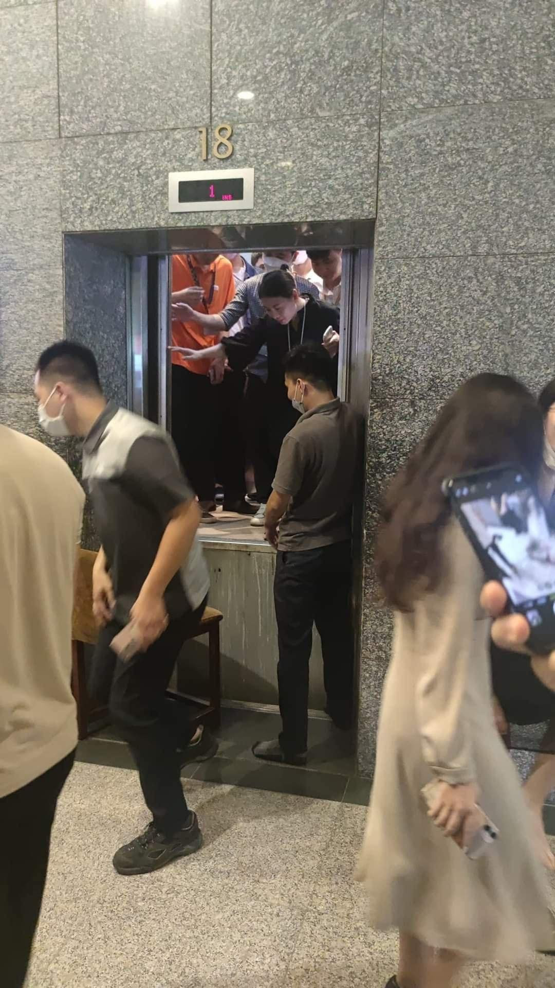 Sự cố mất điện đột xuất khiến nhiều người kinh hồn bạt vía vì kẹt thang máy ở tầng 17