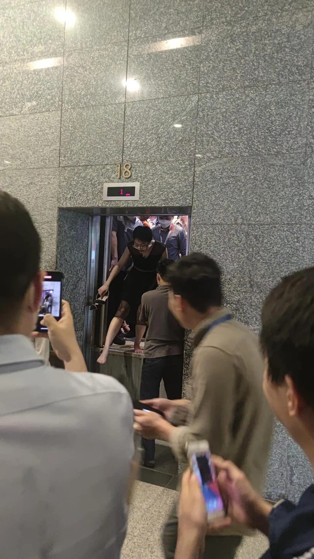 Hà Nội: Mất điện đột xuất khiến thang máy dừng đột ngột ở tầng 17, nhiều người hốt hoảng kêu cứu - ảnh 3
