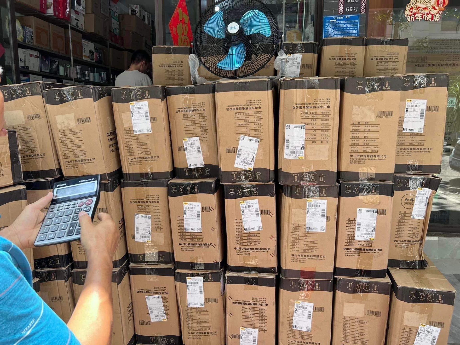 Nắng nóng kèm cúp điện, hàng nghìn chiếc quạt tích điện Trung Quốc tràn lan thị trường Việt “móc túi” người tiêu dùng - ảnh 2