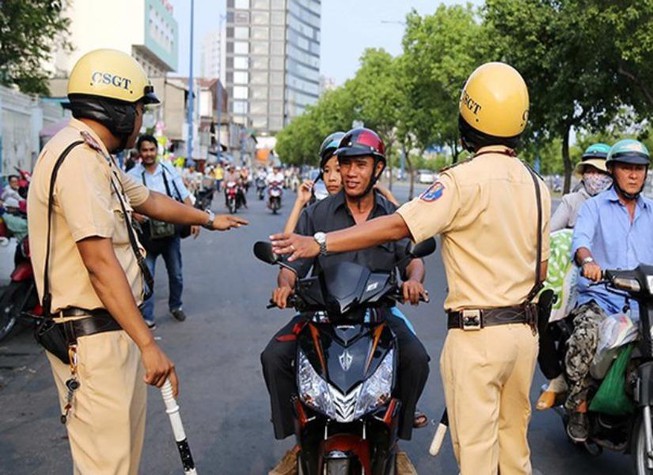 Những điều cảnh sát giao thông không được làm khi chặn xe người tham gia giao thông.