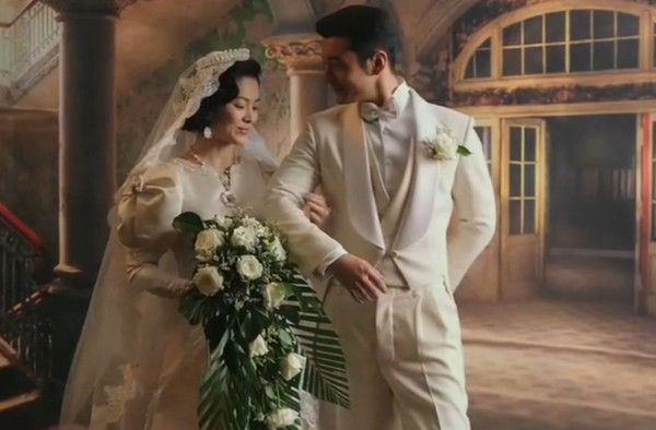 Song Joong Ki vừa đón con đầu lòng, Song Hye Kyo lộ ảnh cưới bên chồng ngoại quốc khiến khán giả xôn xao.