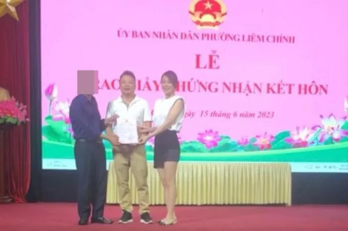 Phương Oanh và Shark Bình đăng ký kết hôn tại thu hút sự quan tâm của đông đảo cộng đồng mạng.