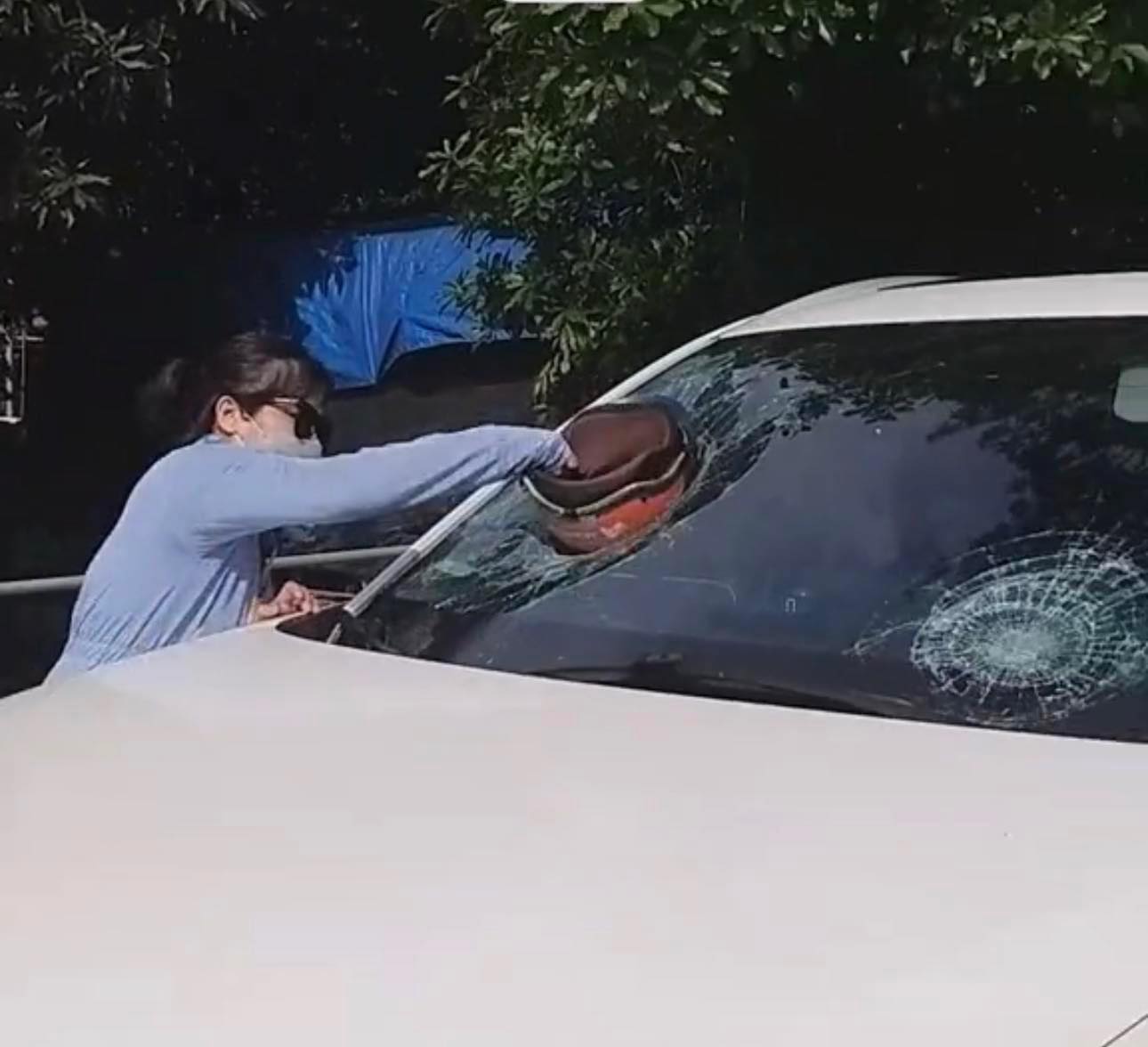 Vợ bắt quả tang chồng lên xe với nhân tình nên dùng nón bảo hiểm đập vỡ kính xe
