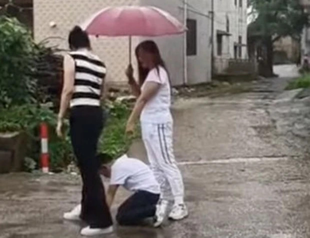 Xót xa người bố lấy vợ mới, con trai quỳ dưới mưa xin làm giấy khai sinh để đi học vẫn bị bỏ mặc - ảnh 1