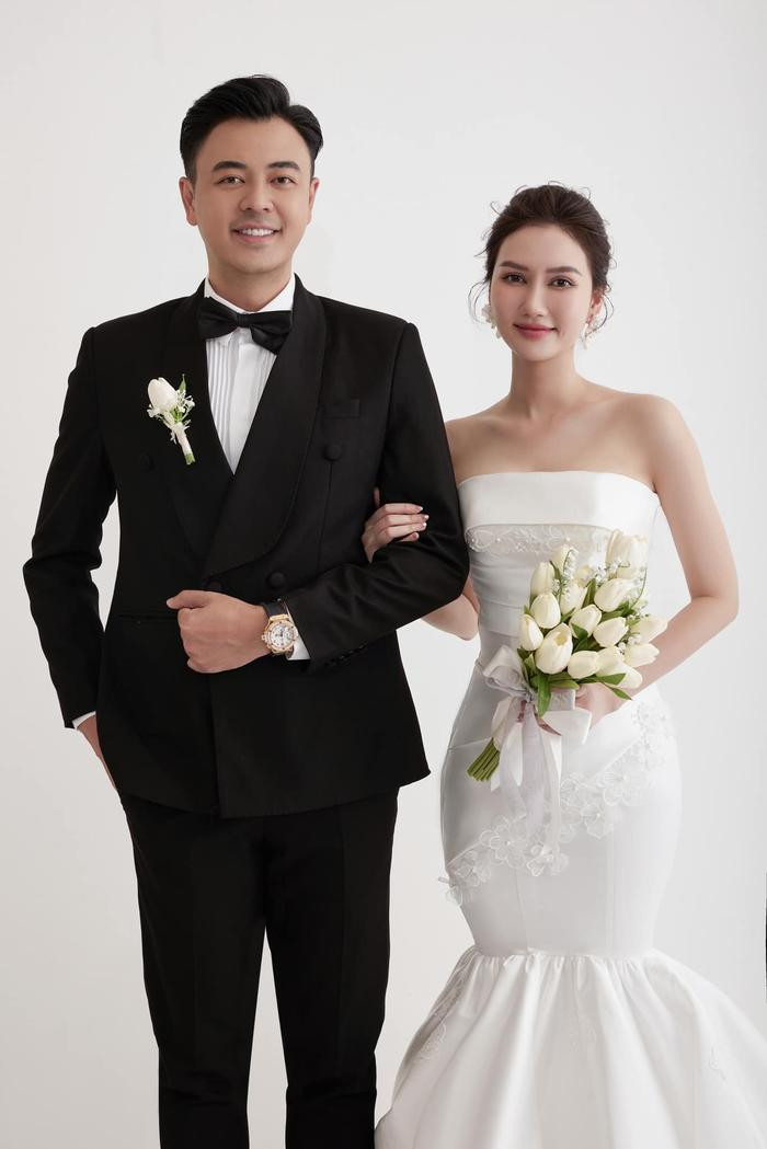 Xôn xao Hương Giang diện váy cưới thông báo lấy chồng, chú rể là MC Chiếc Nón Kỳ Diệu khiến khán giả bất ngờ