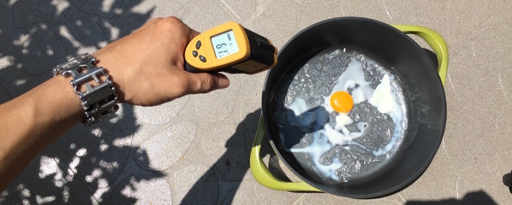 Với mức nhiệt độ 43,3 độ C nhiều người thử nghiệm việc đặt chảo rán trứng trên đường