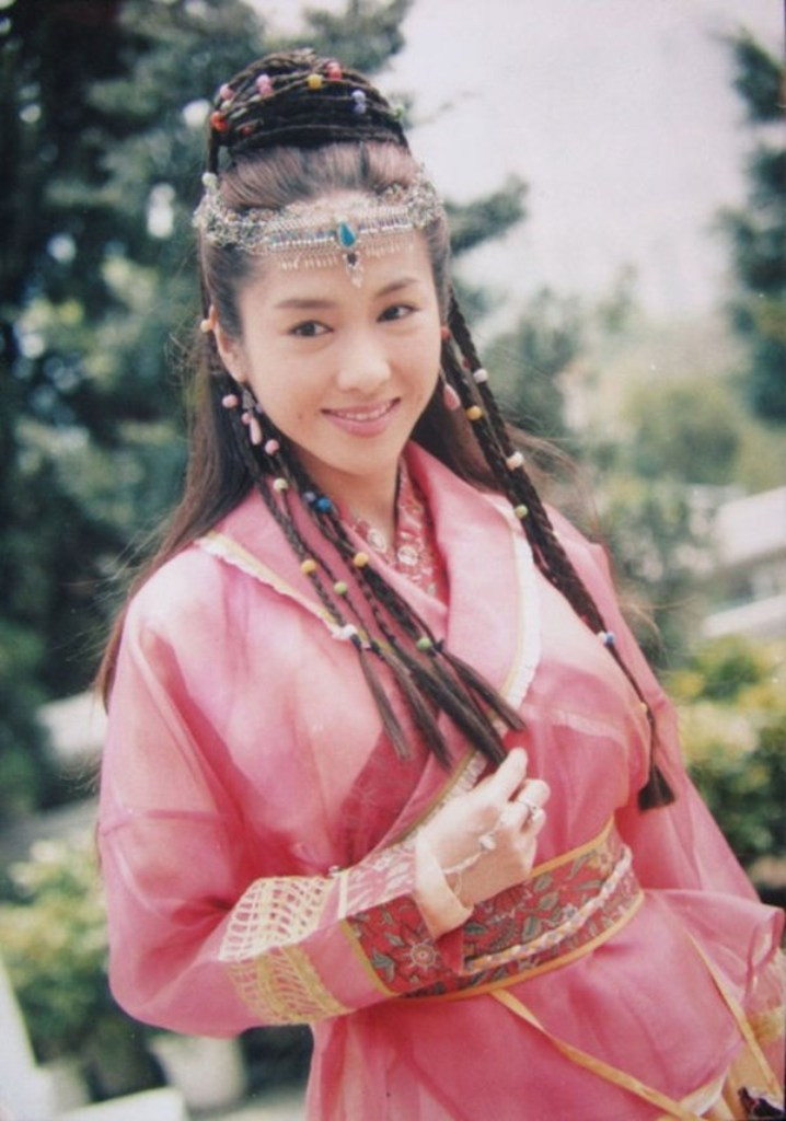 Lê Tư được khán giả biết đến trong vai Triệu Mẫn của bộ phim Ỷ Thiên Đồ Long Ký (2000).