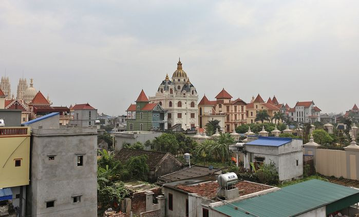 Nhìn từ xa vẫn dễ dàng nhìn thấy làng Phú An san sát những ngôi biệt thự nằm cạnh nhau
