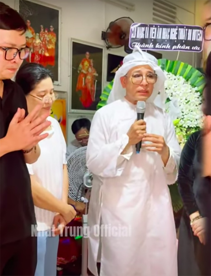 MC Thanh Bạch buồn bã tiều tụy trong lễ tang của mẹ tại quê nhà Vĩnh Long