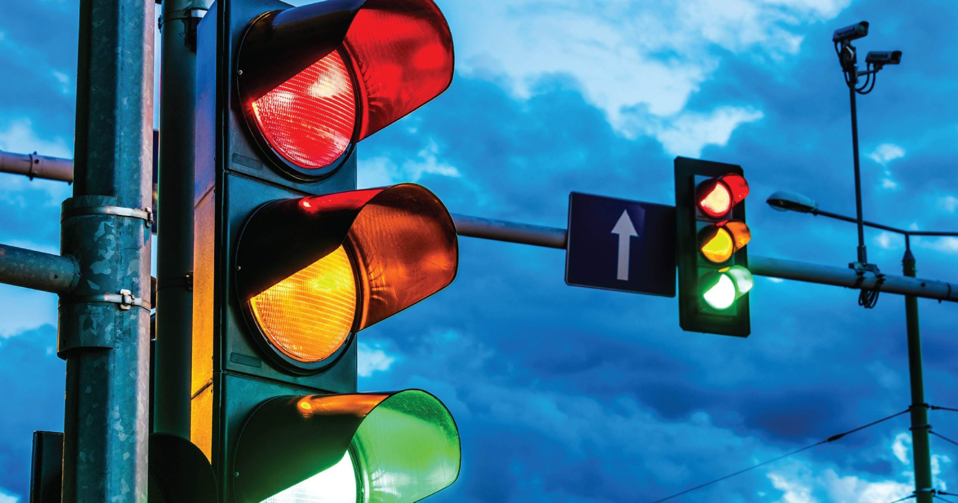 Có 7 màu cơ bản nhưng tại sao lấy xanh, đỏ, vàng làm đèn tín hiệu giao thông mà không phải màu khác?