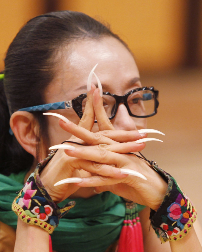 Cận cảnh bộ móng tay dài hơn 5 cm của nữ vũ công Dương Lệ Bình gây tranh cãi.