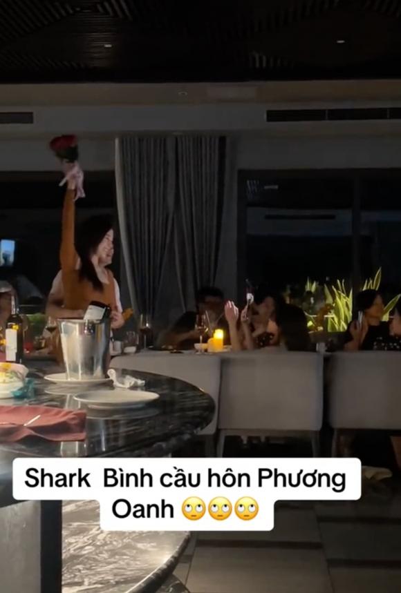 Phương Oanh hạnh phúc 'lắc lư' trong cái ôm ngay eo của Shark Bình