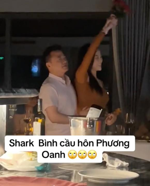 Rầm rộ clip Shark Bình quỳ gối cầu hôn Phương Oanh, không ngại làm hành động “hồi xuân” giữa chốn đông người - ảnh 5