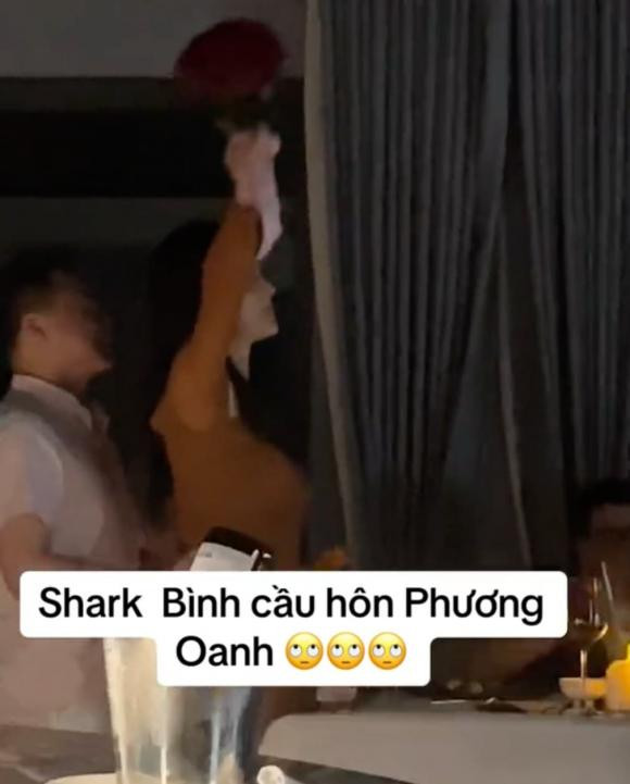 Rầm rộ clip Shark Bình quỳ gối cầu hôn Phương Oanh, không ngại làm hành động “hồi xuân” giữa chốn đông người - ảnh 4