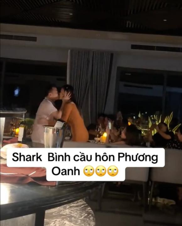 Khung cảnh Shark Bình tạo bất ngờ cho Phương Oanh được người thân bạn bè cổ vũ nồng nhiệt
