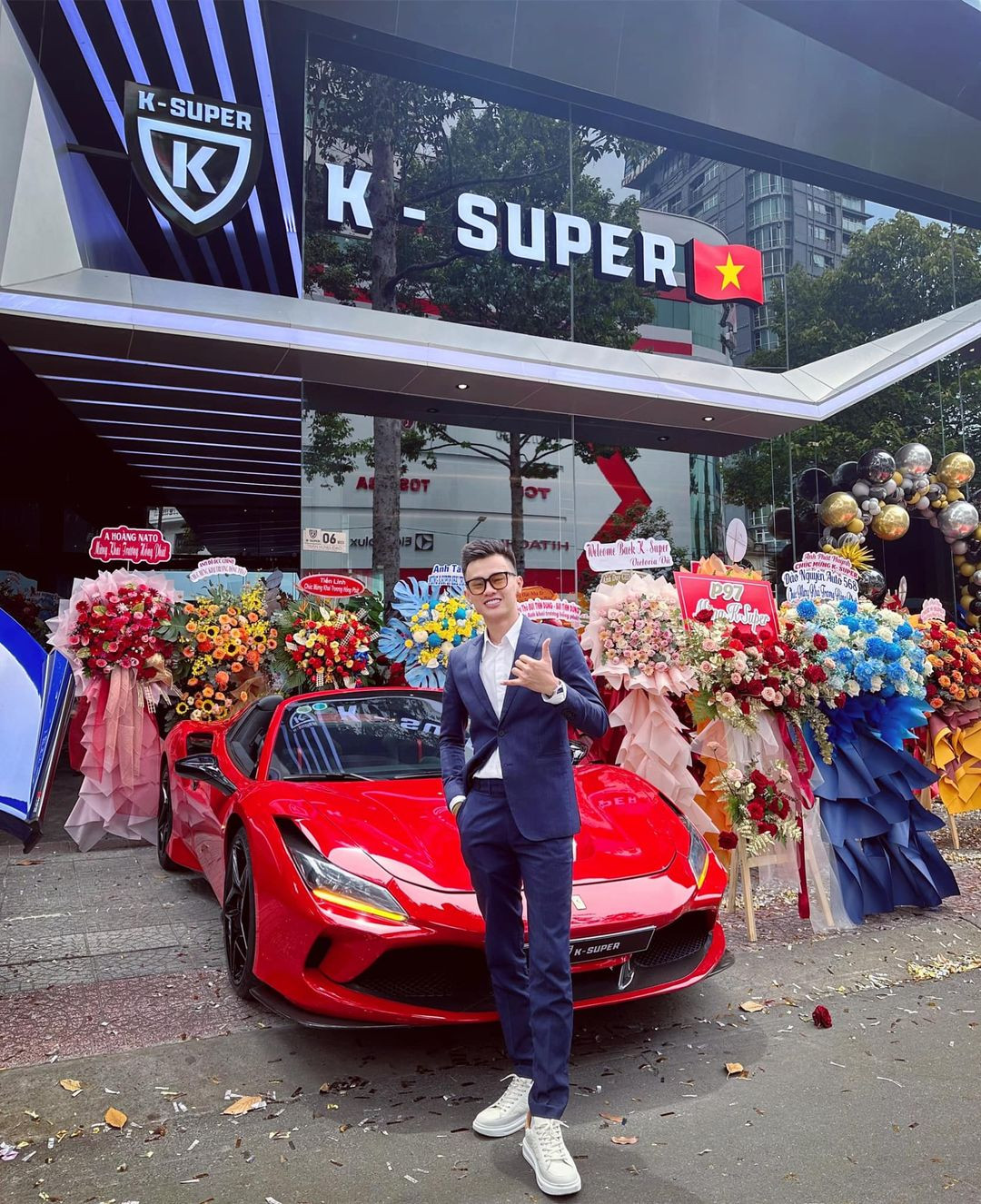Phan Công Khanh sở hữu một showroom siêu xe với tên K - Super chứa hàng loạt những dòng siêu xe đình đám