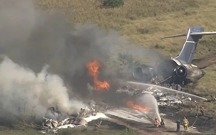 Máy bay gặp sự cố lao xuống cánh đồng, hiện trường chìm trong biển lửa tất cả hành khách không qua khỏi