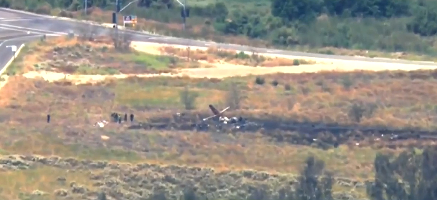 Hình ảnh cắt ra ra từ đoạn video được truyền thông địa phương công bố cho thấy, chiếc máy bay cỡ nhỏ bị cháy đen