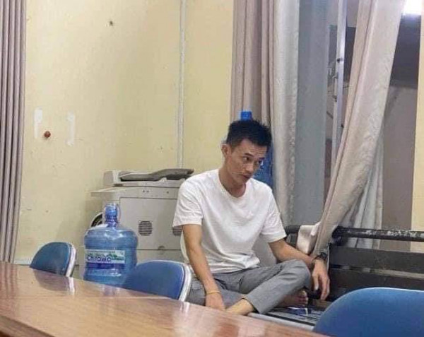 hình ảnh 'trùm buôn siêu xe' Phan Công Khanh bị tạm giữ gây xôn xao