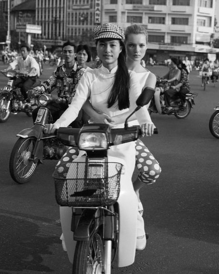 Kate Moss ngồi sau xe máy của một nữ sinh áo dài đậm chất Á Đông gây nhiều chú ý.