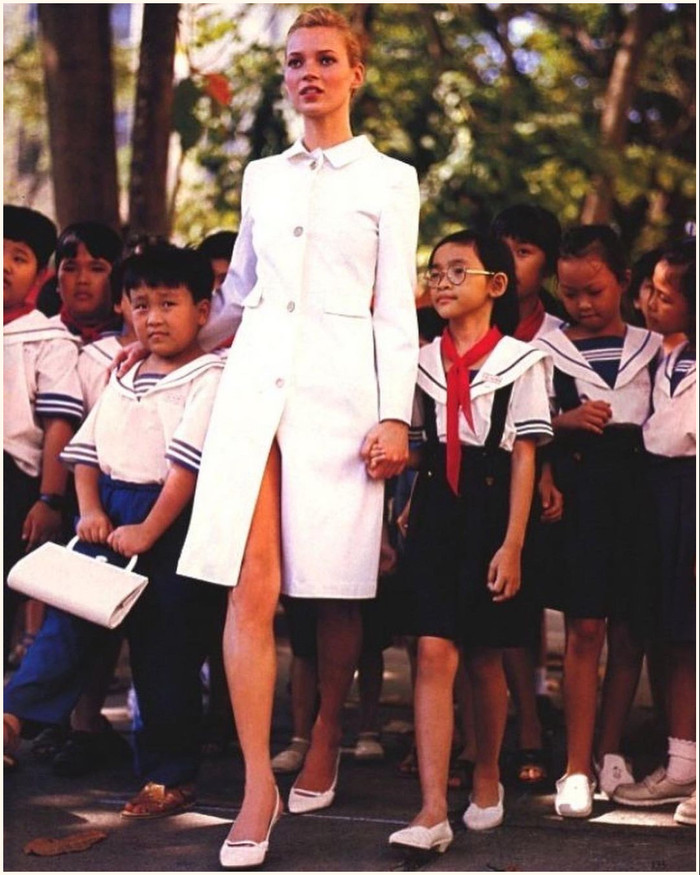 Hình ảnh học sinh Việt Nam áo trắng, khăn quàng đỏ khiến nhiều người hồi tưởng về ngày ấy.