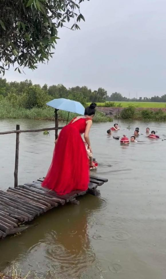 Hình ảnh nhà trai bơi qua sông để đến được nhà gái được cư dân mạng nhận xét không thua kém thầy trò Đường Tăng đi thỉnh kinh