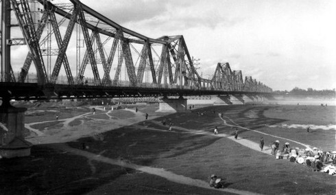 Hình ảnh cây cầu Long Biên vào năm 1940 từng là cây cầu dài thứ hai trên thế giới