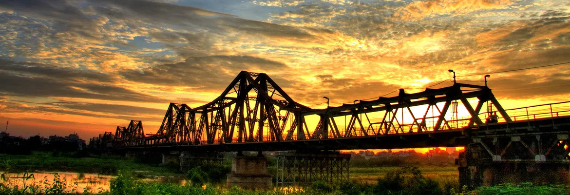 Cầu Long Biên đến nay vẫn được dùng để đi lại và luôn nổi tiếng về sự đồ sộ của nó.