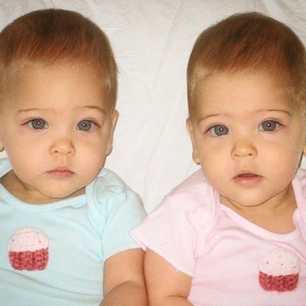 Hình ảnh ngày bé của cặp chị em sinh đôi
