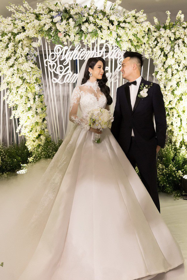 Tiền hoa trang trí đám cưới Diệp Lâm Anh năm 2018 ngốn hơn 1 tỷ đồng.