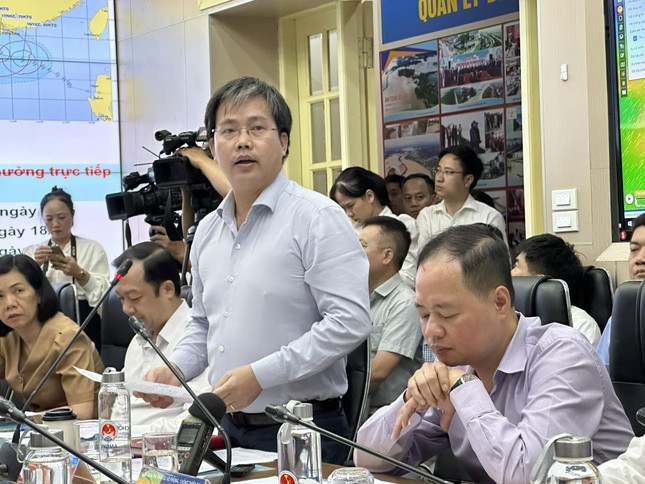 Giám đốc Trung tâm Dự báo khí tượng thủy văn quốc gia - Ông Mai Văn Khiêm báo cáo về tình hình bão số 1 dự kiến đổ bộ vào nước ta.