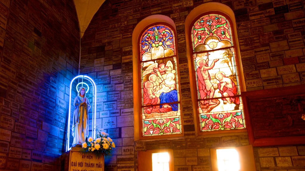 Nhà thờ Đức Bà gây chú ý khi bên trong tràn ngập ánh sáng đa sắc nhờ các cửa sổ kính màu