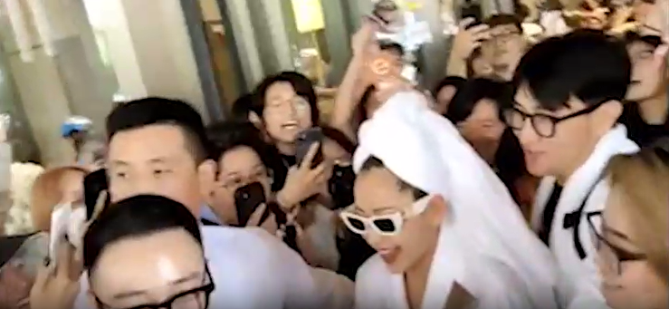 Chi Pu được fan Trung vây kín trong một đoạn video được lan truyền khắp cõi mạng