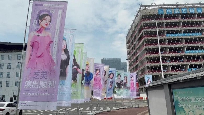 Fan Trung Quốc đầu tư phủ hình ảnh quảng bá Chi Pu khắp đường phố Trung Quốc