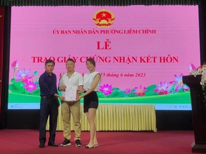 Trước khi chính thức đăng ký kết hôn, Phương Oanh và Shark Bình đã có hơn một năm hẹn hò.