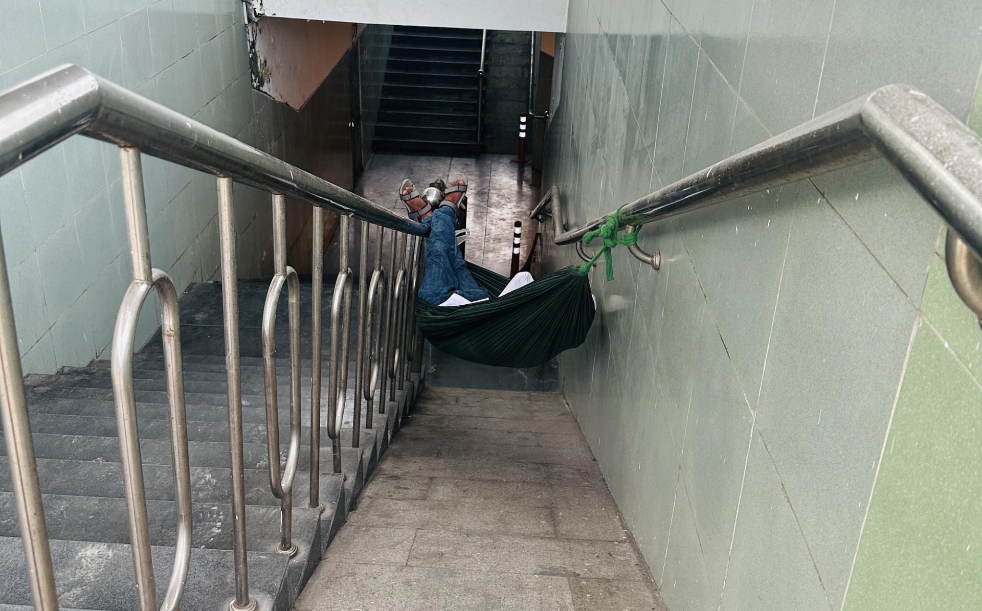 Thậm chí, người dân còn mắc võng ngủ khu vực cầu thang hầm chui