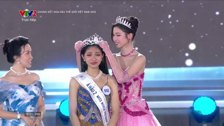 Người đẹp Huỳnh Minh Kiên gây nhiều tranh luận khi đạt danh hiệu Á hậu 2 và đứng cạnh Á hậu tiền nhiệm Phương Nhi