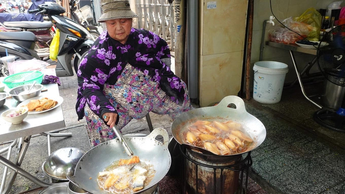 Quán cơm vỉa hè tọa lạc trên đường Võ Văn Tần, quận 3, TPHCM, có tuổi đời hơn 30 năm