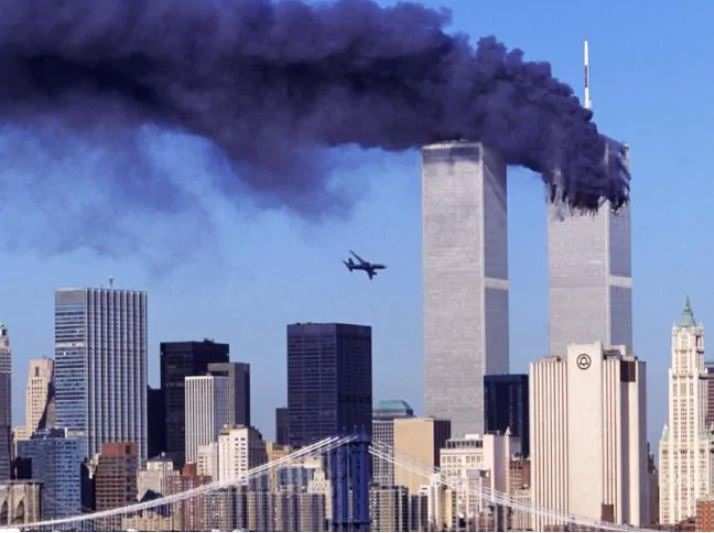 Hai chiếc Boeing 767 lần lượt đâm vào hai tòa tháp đôi thuộc khu phức hợp Trung tâm Thương mại thế giới (WTC) kéo theo sự sụp đổ của toàn bộ 7 tòa tháp kế nó