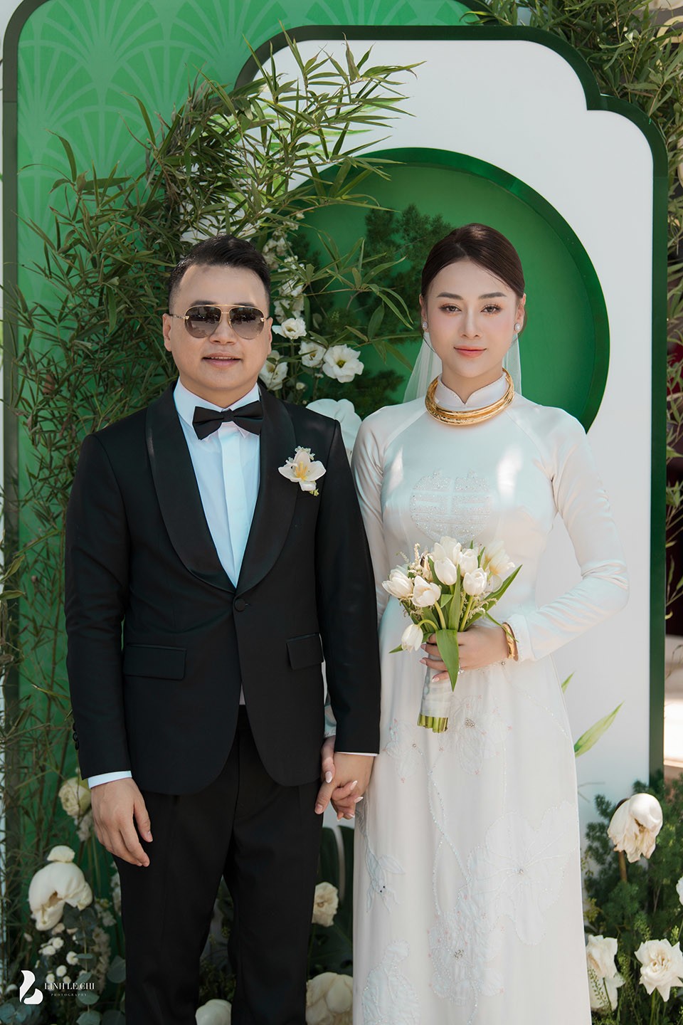 Cô dâu Phương Oanh và chú rể Shark Bình sánh đôi trong đám hỏi.
