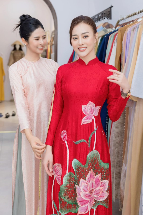 Nữ diễn viên Phương Oanh đã lựa chọn Hoa hậu Ngọc Hân để thiết kế áo dài trong lễ ăn hỏi hôm 26/7 vừa qua.